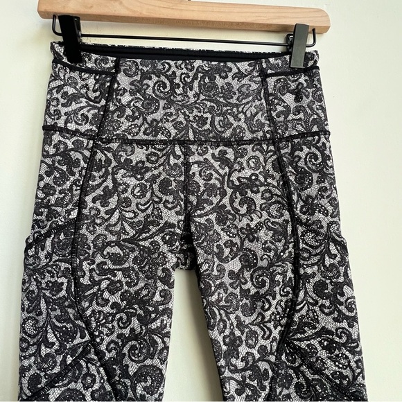 Lululemon Outrun 17" Crop Mini Cinder Lace White Black / Black Size 4 Coquette - Picture 6 of 15